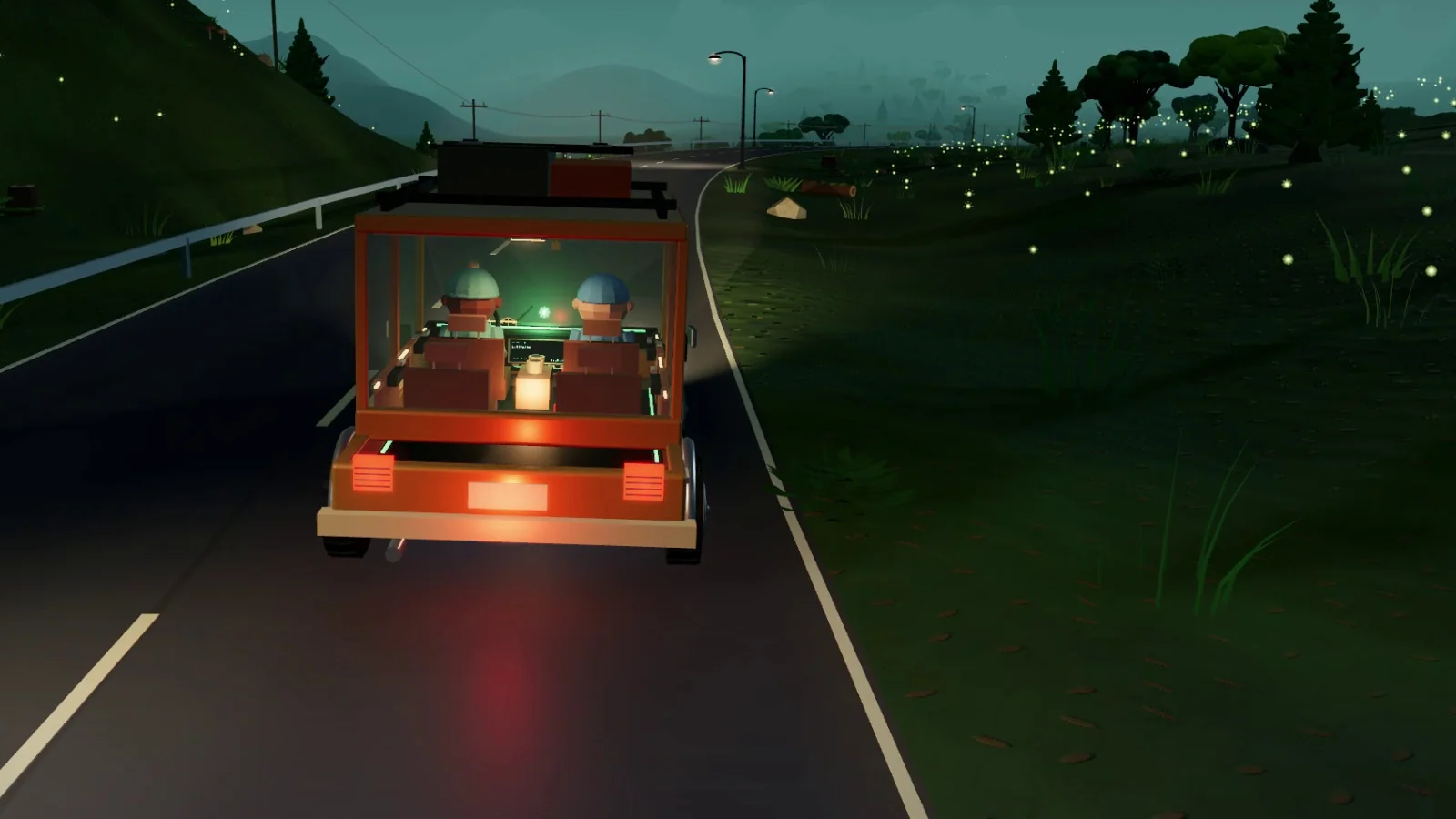 Vehículo viajando de noche por una carretera rodeada de vegetación.